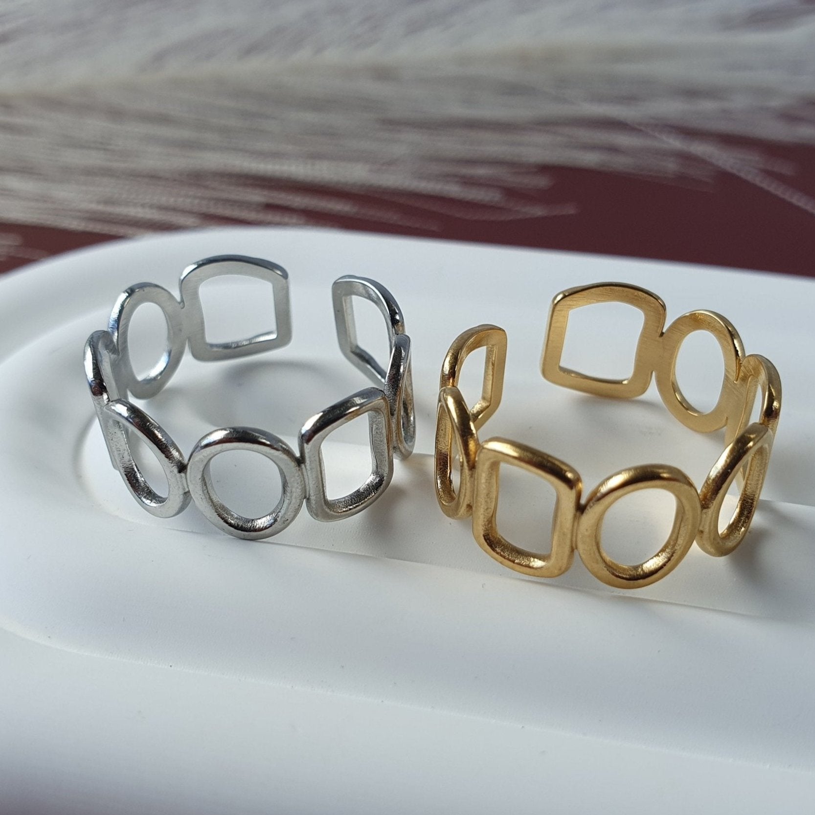 Harmonic shapes adjustable ring in 18k gold plated and silver on a stainless steel base. 